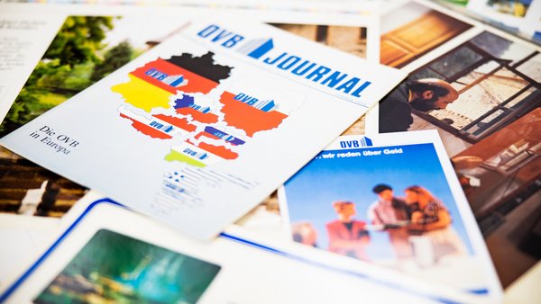 Az OVB Journal több történelmi kiadása egymáson fekszik egy asztalon.