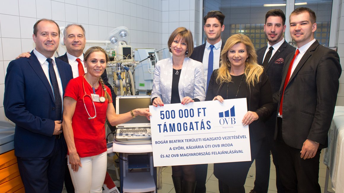 Az ünnepélyes átadó Balról jobbra: Müller András, az OVB fiókvezetője, Galambos Károly, az OVB területi vezetője, dr. Bogár Csilla, a Gyermek Aneszteziológiai és Intenzív Terápiás Osztály megbízott osztályvezető főorvosa, dr. Horváth Eszter, a Gyermek Intenzív Terápiáért Alapítvány elnöke, Zolnai Gergely, az OVB fiókvezetője, Bogár Beatrix, az OVB területi igazgatója és az OVB győri, Kálvária úti iroda irodavezetője, Árpási András, az OVB fiókvezetője, Székely Norbert, az OVB fiókvezetője.