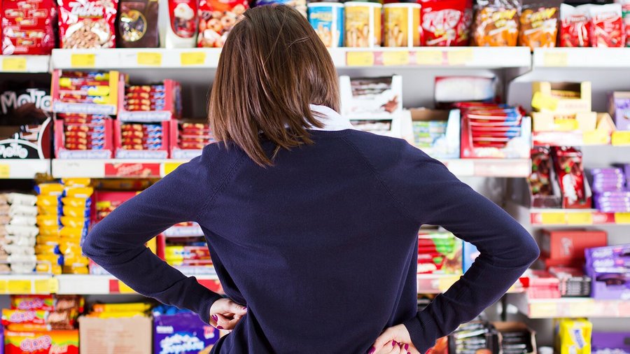 Nő a szupermarketben - infláció