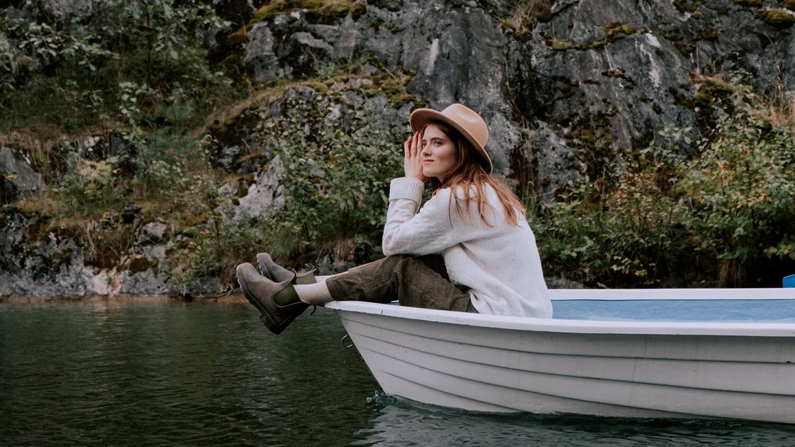 Nő ül egy csónakban – Utazás külföldre