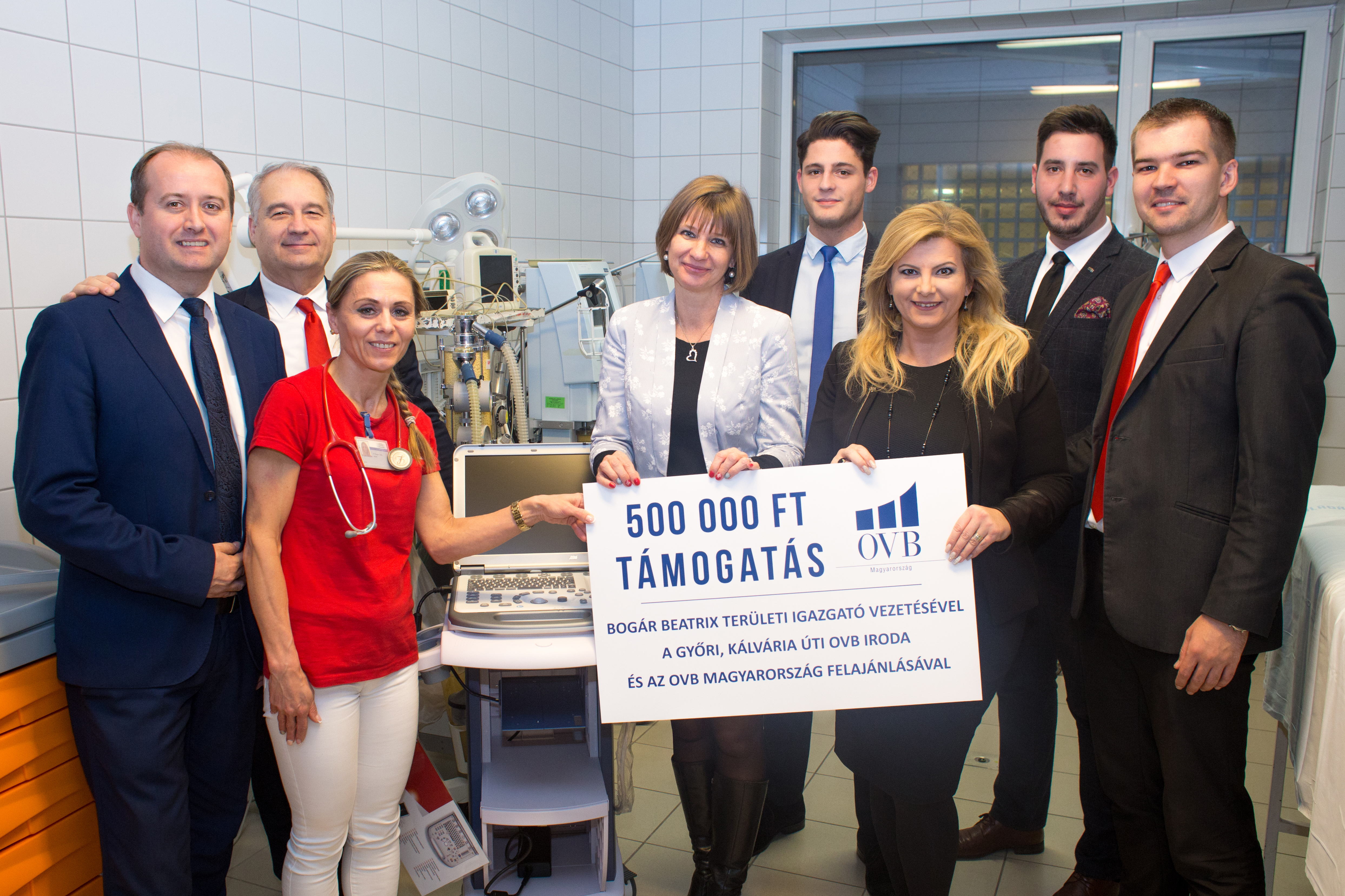 Balról jobbra: Müller András, az OVB fiókvezetője, Galambos Károly, az OVB területi vezetője, dr. Bogár Csilla, a Gyermek Aneszteziológiai és Intenzív Terápiás Osztály megbízott osztályvezető főorvosa, dr. Horváth Eszter, a Gyermek Intenzív Terápiáért Alapítvány elnöke, Zolnai Gergely, az OVB fiókvezetője, Bogár Beatrix, az OVB területi igazgatója és az OVB győri, Kálvária úti iroda irodavezetője, Árpási András, az OVB fiókvezetője, Székely Norbert, az OVB fiókvezetője.