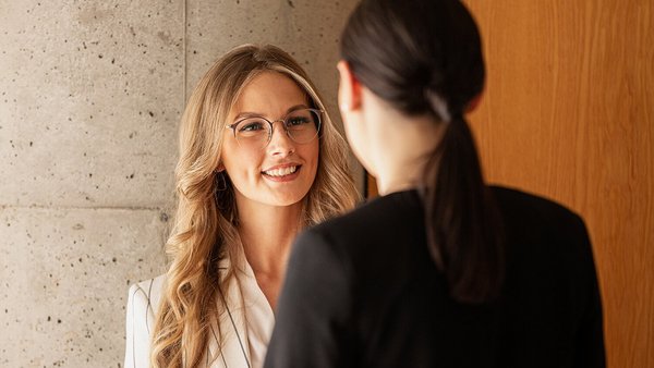 Szemüveges pályázó beszélget az OVB pénzügyi tanácsadójával