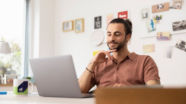 Egy férfi fontolgatja, hogy jelentkezik az OVB-hez