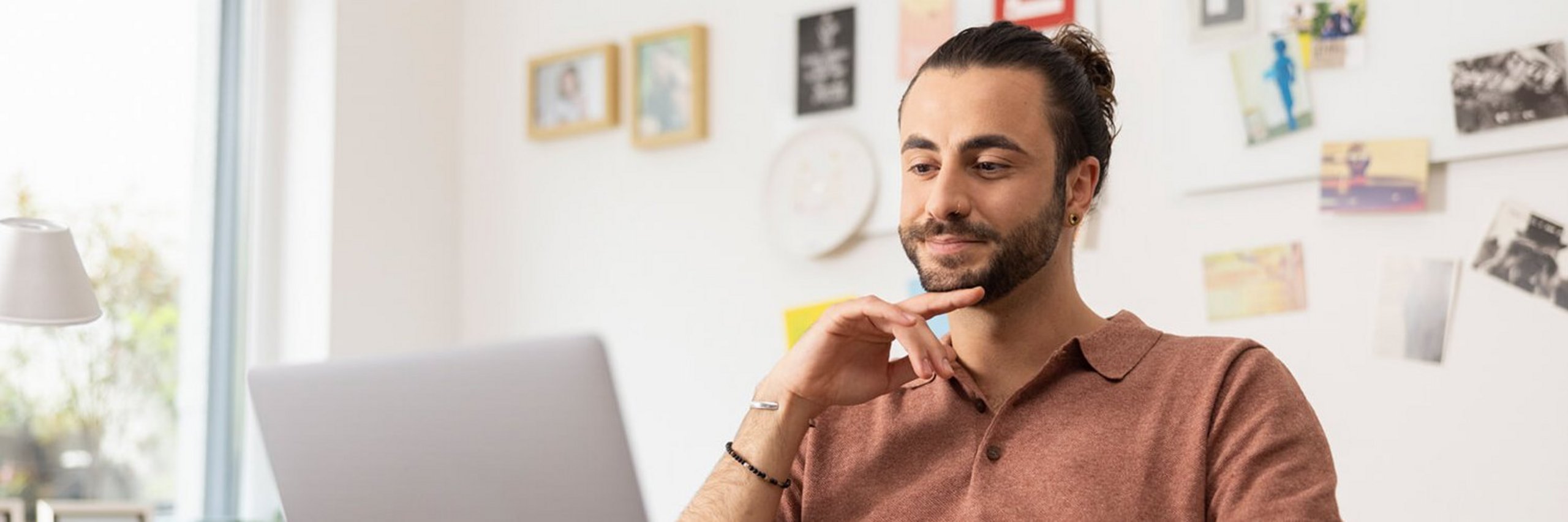 Egy férfi laptopon keresi az információkat