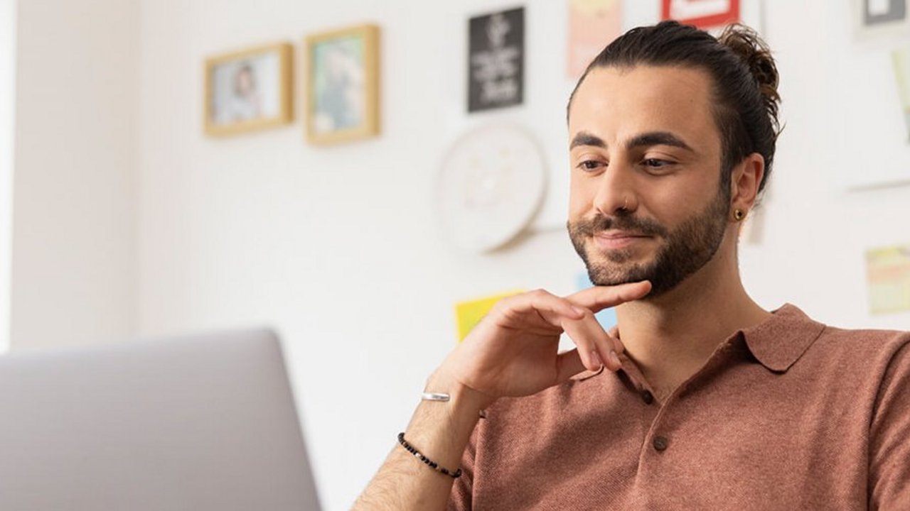 Egy férfi laptopon keresi az információkat